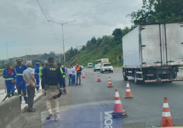 Trecho da BR-324 onde cratera se abriu volta a ser interditado