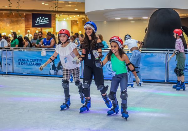 Diversão congelante: Pista de Gelo agita fim de semana no Shopping Barra