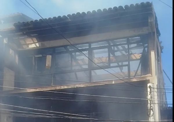 Incêndio de grandes proporções atinge prédio comercial em Salvador