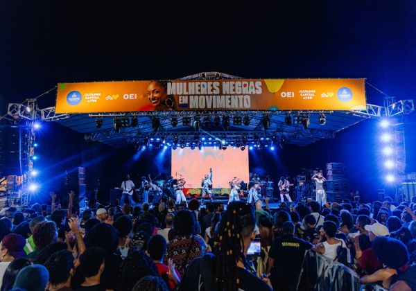 Com shows de Melly, Zezé Motta e Mariene de Castro, Circuito Mulheres Negras em Movimento reúne grande público na Praça Maria Felipa