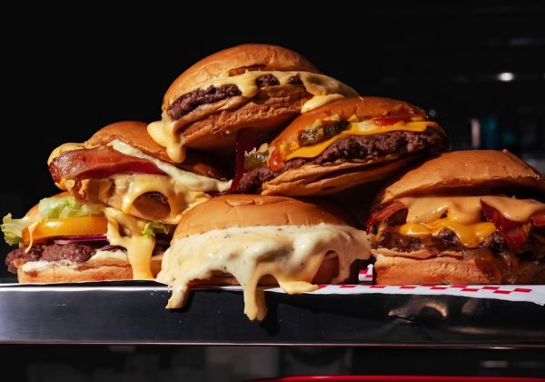 Almoço, jantar, lanche da tarde ou madrugada: brasileiros aumentam consumo de hambúrguer em todas refeições