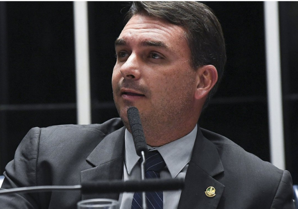 PF cancela depoimento de Flávio Bolsonaro após defesa apresentar esclarecimentos