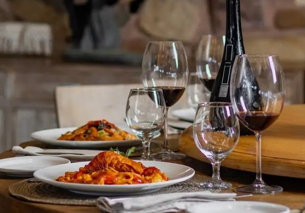 Gastronomia, vinhos e polo marcam edição do Clube do Vinho na Praia do Forte