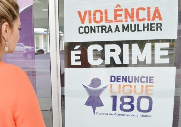 Nova lei prevê reforço na divulgação de telefone para denúncias de violência contra mulher