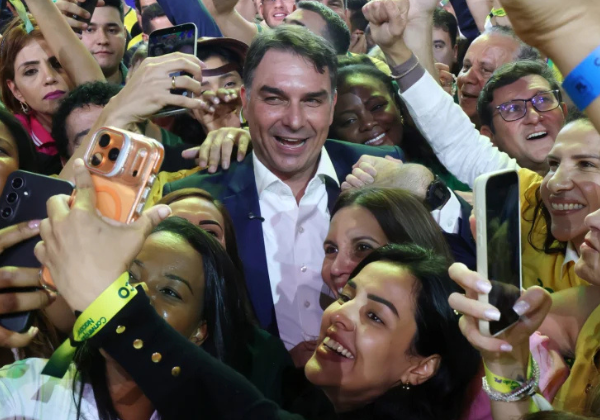 Alusão às ‘Diretas Já’ vira aposta de marketing de Flávio para engajar militância bolsonarista
