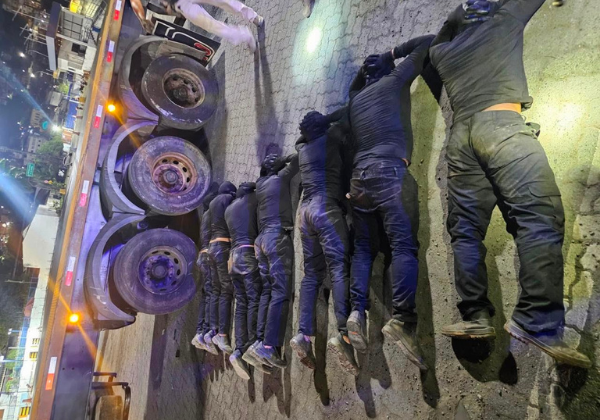 Grupo é preso após ser descoberto em fundo falso de caminhão com 1 t de cocaína no Porto de Salvador