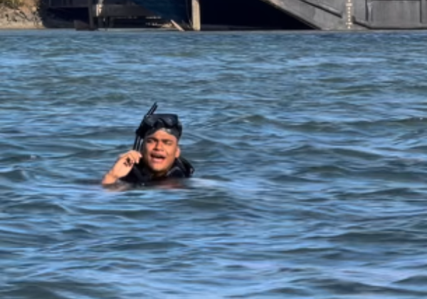 Sandro Filho publica vídeo nadando em frente a estaleiro e questiona andamento da ponte Salvador-Itaparica