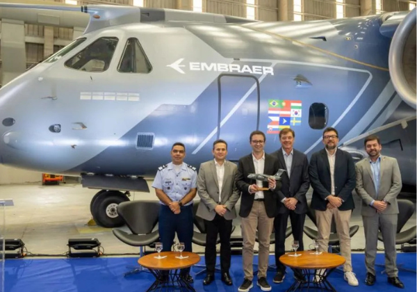 Embraer assina contrato de venda de dois aviões KC-390 para a Colômbia
