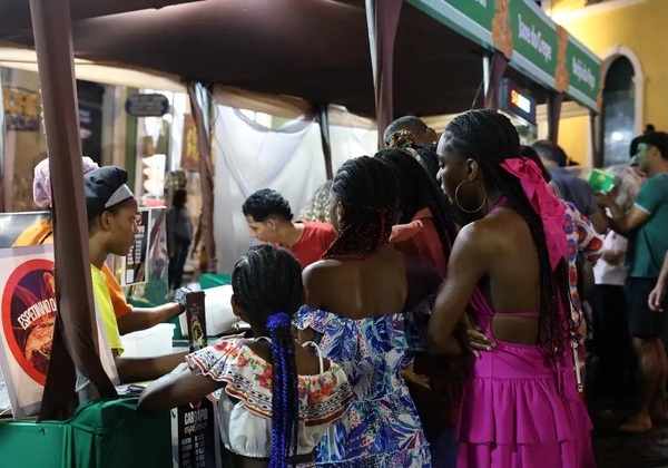 Flipelô começa em Salvador com música, poesia e participação popular