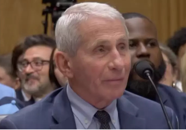 Comitê do Senado dos EUA aprova pedido de desacato contra Anthony Fauci