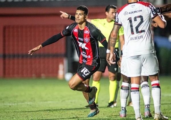 Vitória goleia Athletico-PR e avança às quartas da Copa do Brasil