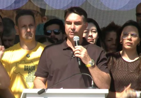 Flávio Bolsonaro critica contas do governo Lula e promete colocar Brasil entre as sete maiores economias