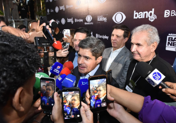 ACM Neto é o primeiro a chegar para debate na Band e diz esperar não ser o último