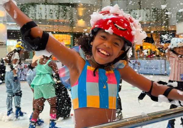 Shopping Barra promove aventura congelante na Pista de Gelo com crianças e adolescentes do Calabar