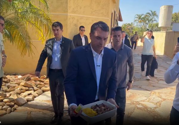 Flávio Bolsonaro oferece picanha a jornalistas em protesto contra operação autorizada por Moraes