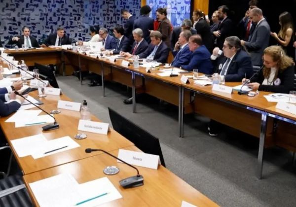 Câmara dos Deputados cancela votação após líder do PT passar mal e desmaiar durante reunião