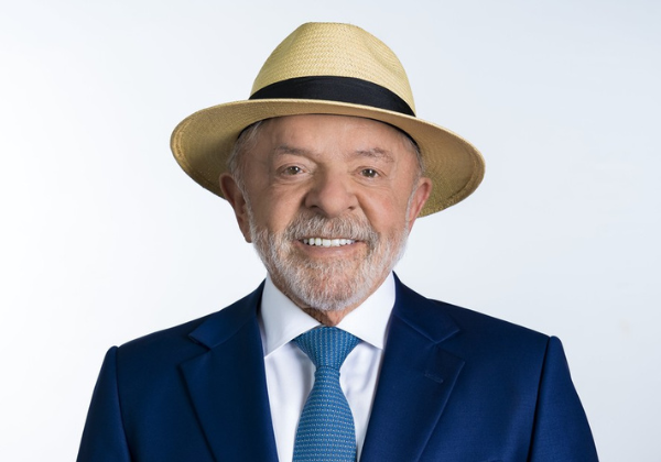 Lula adota uso de chapéu em foto de urna; TSE flexibilizou regra em 2022