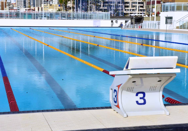 Prefeitura abre mais de mil vagas para aulas gratuitas de natação e hidroginástica na Arena Aquática
