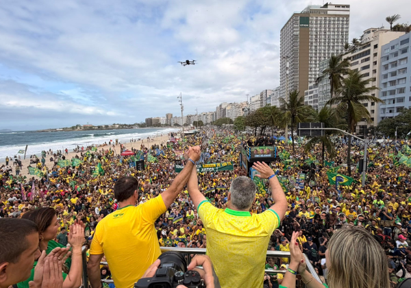 Flávio inicia campanha com colete à prova de balas, bandeiras dos EUA, orações e xingamentos