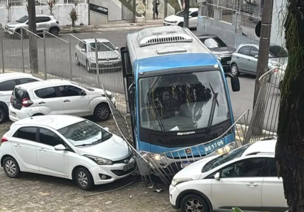 Micro-ônibus invade estacionamento da Ufba após motorista passar mal