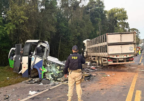 Acidente entre micro-ônibus e caminhão deixa 23 mortos em rodovia no Paraná
