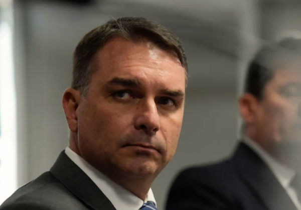 PF abre inquérito para investigar filiação de Flávio Bolsonaro ao Missão