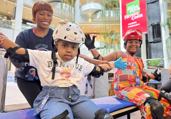 Pista de Gelo do Shopping Barra recebe crianças atendidas pelo Hospital Martagão Gesteira