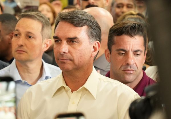 Flávio Bolsonaro diz que prestação de contas de 'Dark Horse' foi realizada e é 'página virada'
