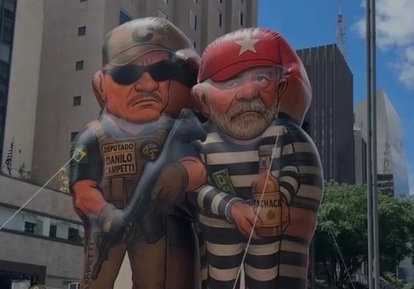 PF intima policial que prendeu Lula para explicar ato com boneco de presidente vestido de presidiário