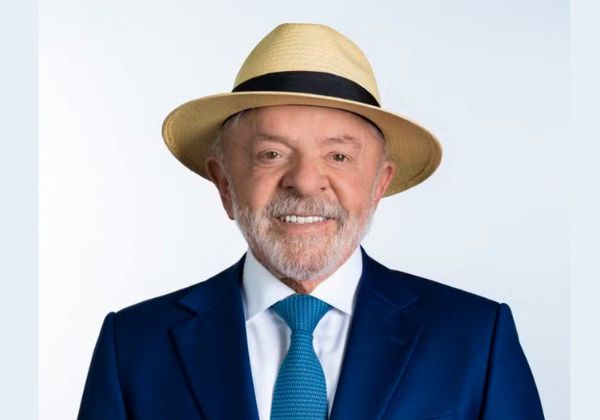 MPE dá parecer favorável para foto de Lula com chapéu na urna eleitoral