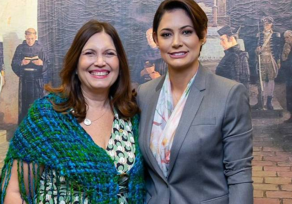 Estratégia 'collab': Michelle Bolsonaro e Bia Kicis fecham transmissões semanais