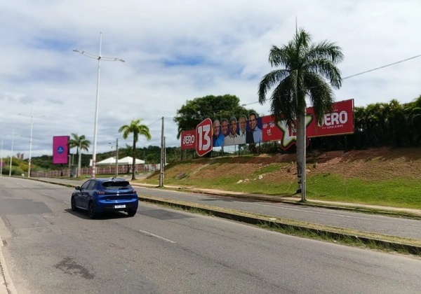 Justiça manda Jerônimo retirar outdoor na Paralela em 24 horas