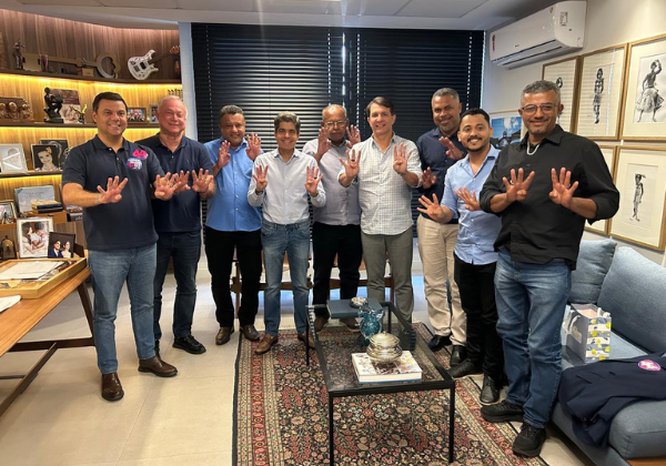 ACM Neto recebe apoio de ex-prefeitos que estiveram com Jerônimo em 2022