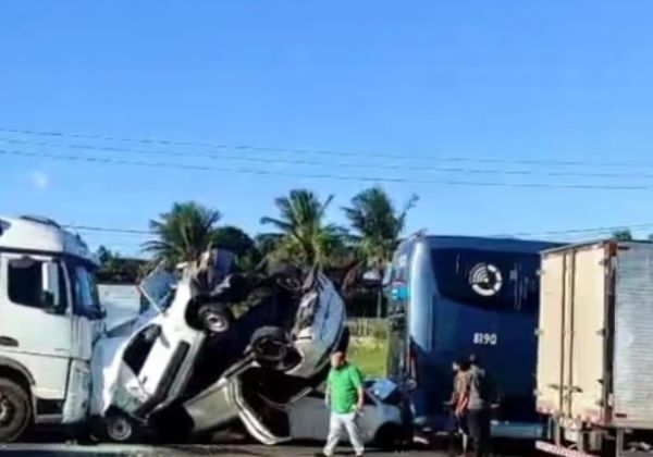 Engavetamento com sete veículos interdita parcialmente BR-324 em Feira de Santana