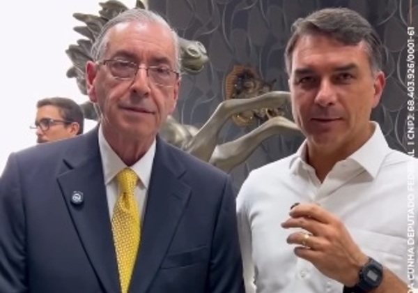 Flávio Bolsonaro grava vídeo de apoio a Eduardo Cunha em campanha para a Câmara