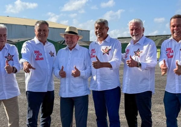 Lula desembarca em Salvador para participar ato no bairro da Liberdade