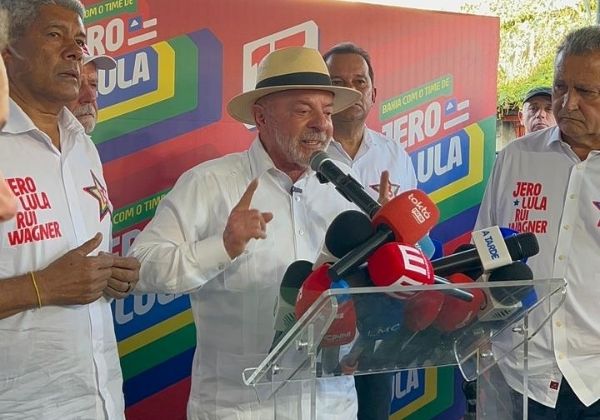 Lula anuncia programa para idosos e promete centros de referência caso seja reeleito presidente