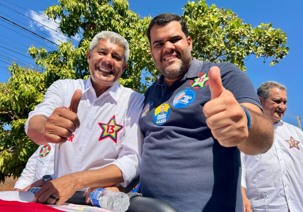 Prefeito do União Brasil em Ibiassucê utiliza material de campanha de Jerônimo Rodrigues em ato político