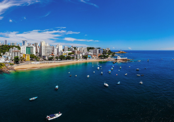 Prefeitura começa instalação de boias para delimitar área exclusiva de banho no Porto da Barra