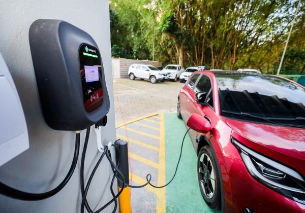TCE e TCM implantam ponto de recarga para veículos elétricos no CAB
