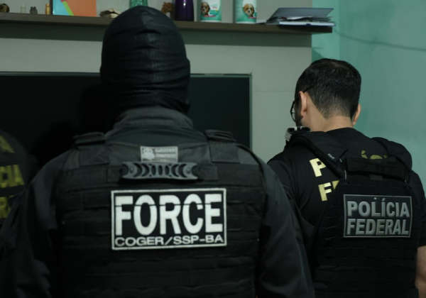 PF faz operação contra ex-policial militar suspeito de fraude em registro de CAC em Salvador