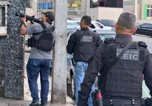 Polícia prende seis suspeitos de extorsão contra turistas próximo do Farol da Barra