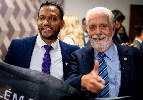 Ao lado do vereador Rick Azevedo, Wagner comemora aprovação do fim da escala 6x1 na CCJ