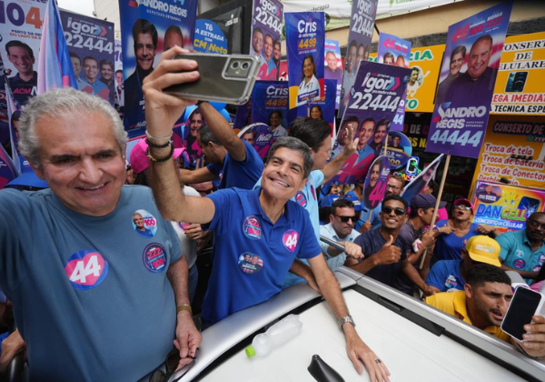 ACM Neto homenageia o avô durante caminhada e diz carregar legado do ex-governador