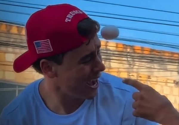 Nikolas Ferreira é atingido por ovo durante ato de campanha em Minas Gerais