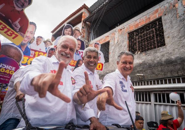 Wagner destaca impacto do VLT e das obras do Estado no Subúrbio durante caminhada em Periperi