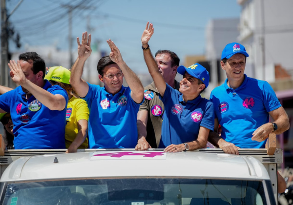 ACM Neto reúne apoiadores em carreata por Vitória da Conquista