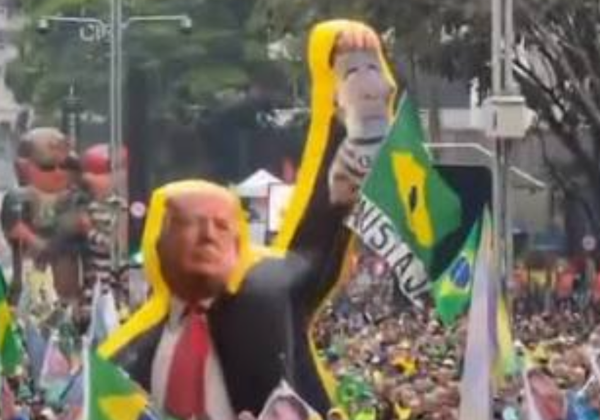 Bolsonaristas exibem boneco de Trump segurando Lula com roupa de presidiário em protesto