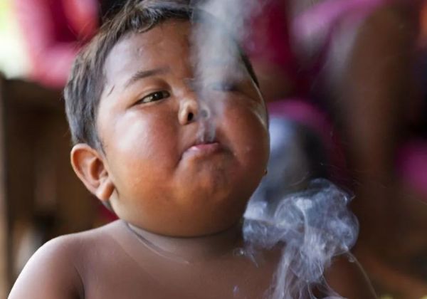 Menino que fumava 40 cigarros por dia aos 2 anos na Indonésia abandona vício; veja como ele está