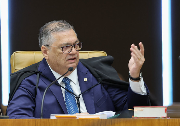 Flávio Dino questiona Fachin por assumir relatorias de processos contra Moraes e Mendonça